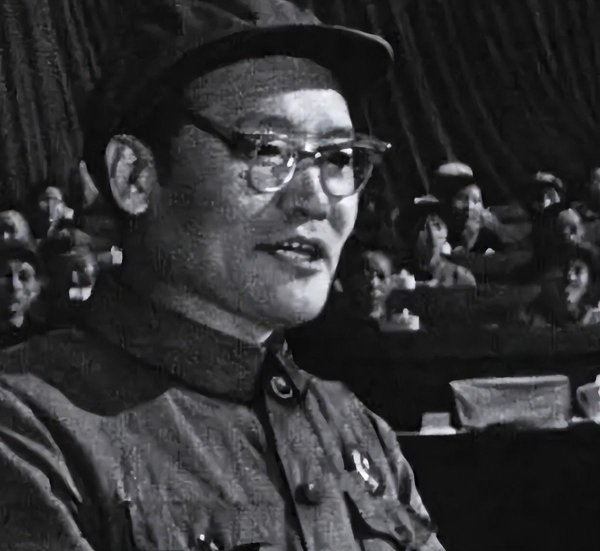 纵横配资 63年毛主席视察河南，纪登奎带二人求见，毛主席问：你们还打仗吗